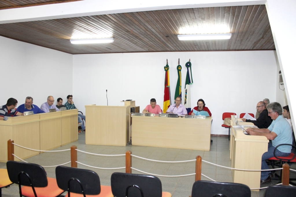 foto dos vereadores em sessão plenária no ano de 2016